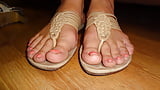 Feet_and_Toes_in_Heels_and_Sandals_and_Flipflops (32/48)