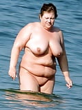 fat_woman_on_the_beach (3/13)