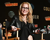 _Gillian_Anderson_X-Files_panel_2017_NY_Comic_Con_10-8-17 (8/10)