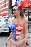 Topless_bodypainted_on_Times_Square (13/53)