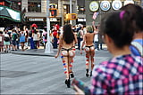 Topless_bodypainted_on_Times_Square (24/53)