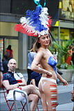 Topless_bodypainted_on_Times_Square (31/53)