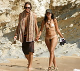 Nude_girl_comes_with_boyfriend_to_public_beach (1/5)