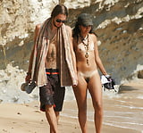 Nude_girl_comes_with_boyfriend_to_public_beach (3/5)