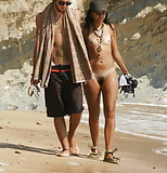 Nude_girl_comes_with_boyfriend_to_public_beach (4/5)