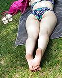 Candid_summer_feet_-_Soles_in_the_park (12/14)