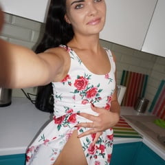 Beauty from the office gets her selfies (24)