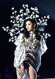 Ming_Xi_2017_Victoria_s_Secret_Fashion_Show_11-20-17 (3/8)