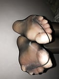 Sexy_nylon_legs_and_feet_in_black_glossy_pantyhose (2/10)