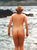 Carole_s_hairy_cunt_on_full_display_at_the_beach_again (4/11)