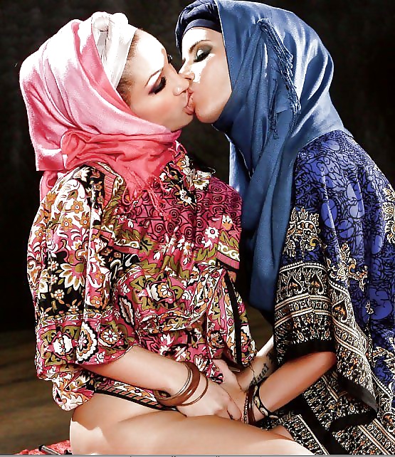 Lesbian arab  (2/37)