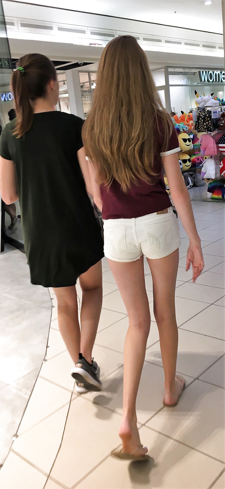 18yr extremely tight and sexy blonde mall teen in shorts (3/8)