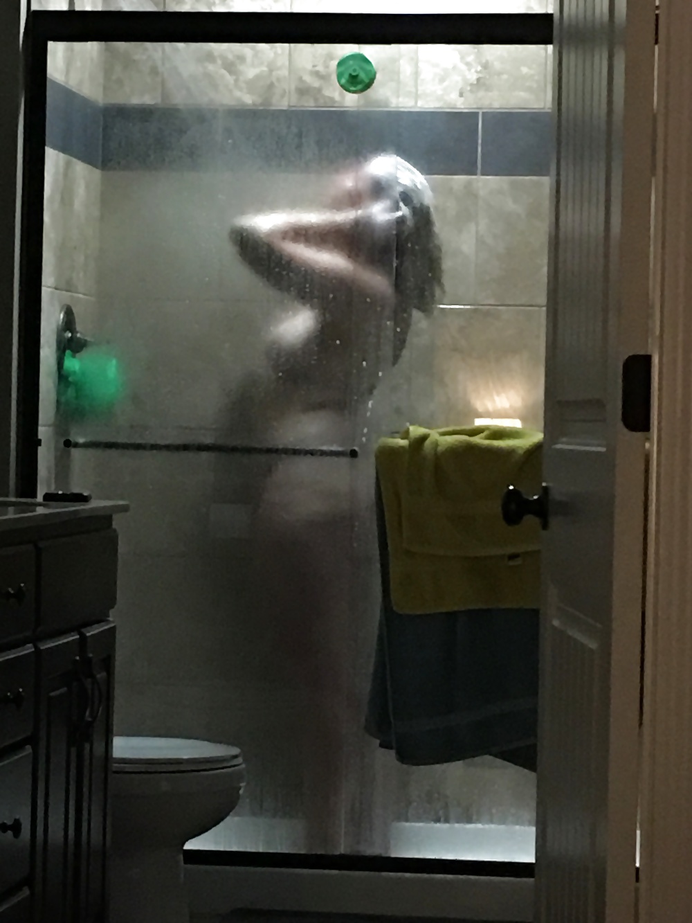 She_Showers (4/52)