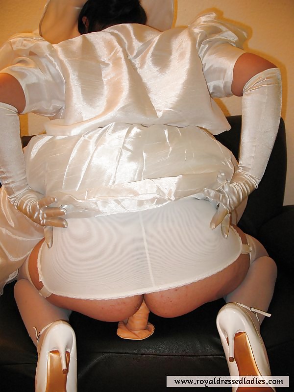 To_Get_A_Orgasmen_Fucks_This_Fat_Bride_On_A_Settee (14/17)