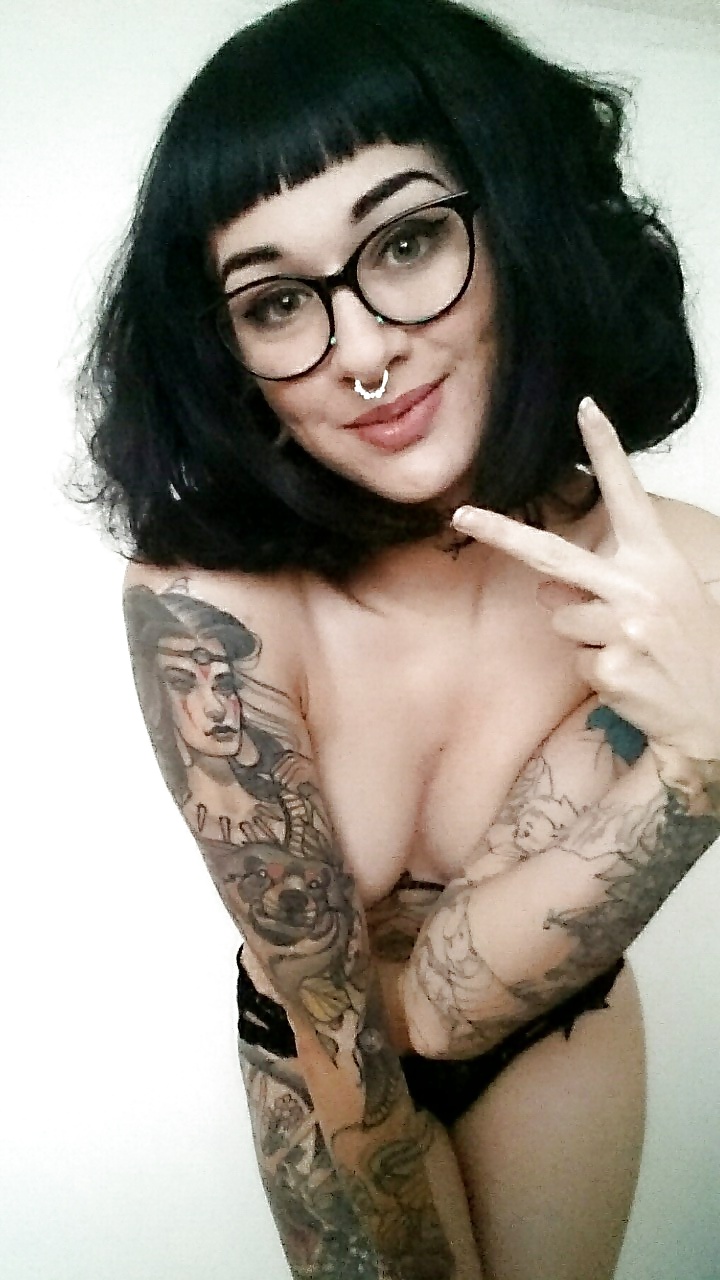 tattooed goth girl glasses strip naked nerdy (2/8)