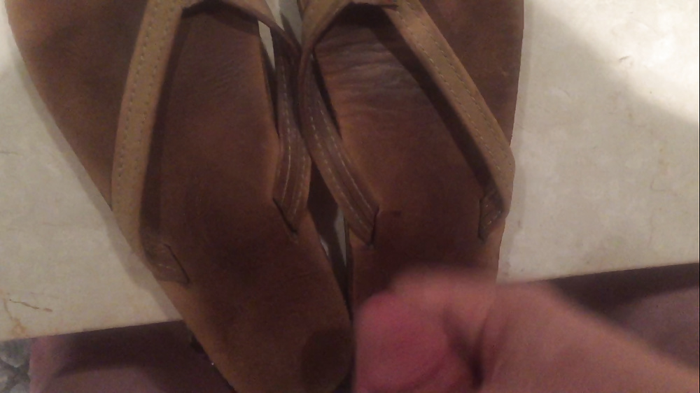 Huge_cumshot_in_Katy s_well_worn_sandals (5/16)