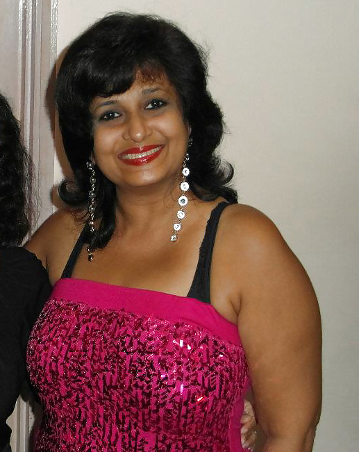 busty_indian_mature_cougar_anne_joseph_love_her_tits (3/42)