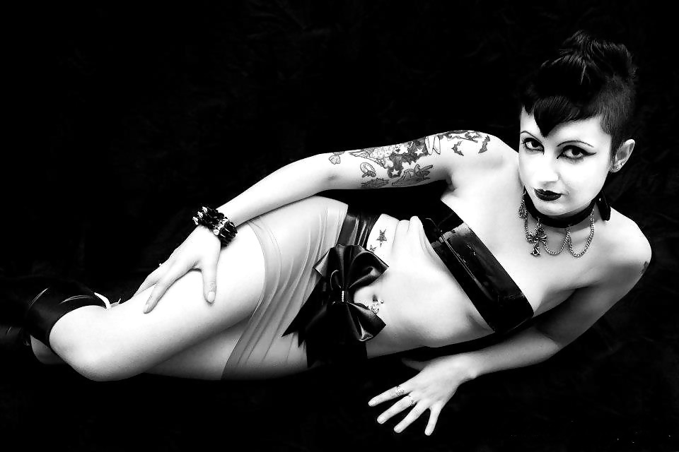Sexy goth model Debz - Photo #11.