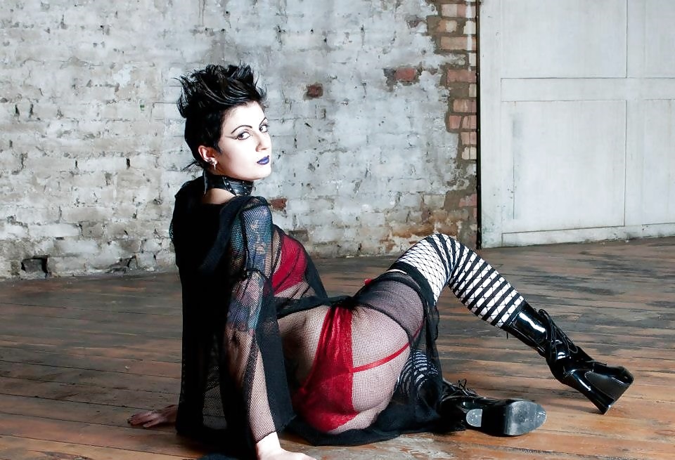 Sexy goth model Debz - Photo #34.