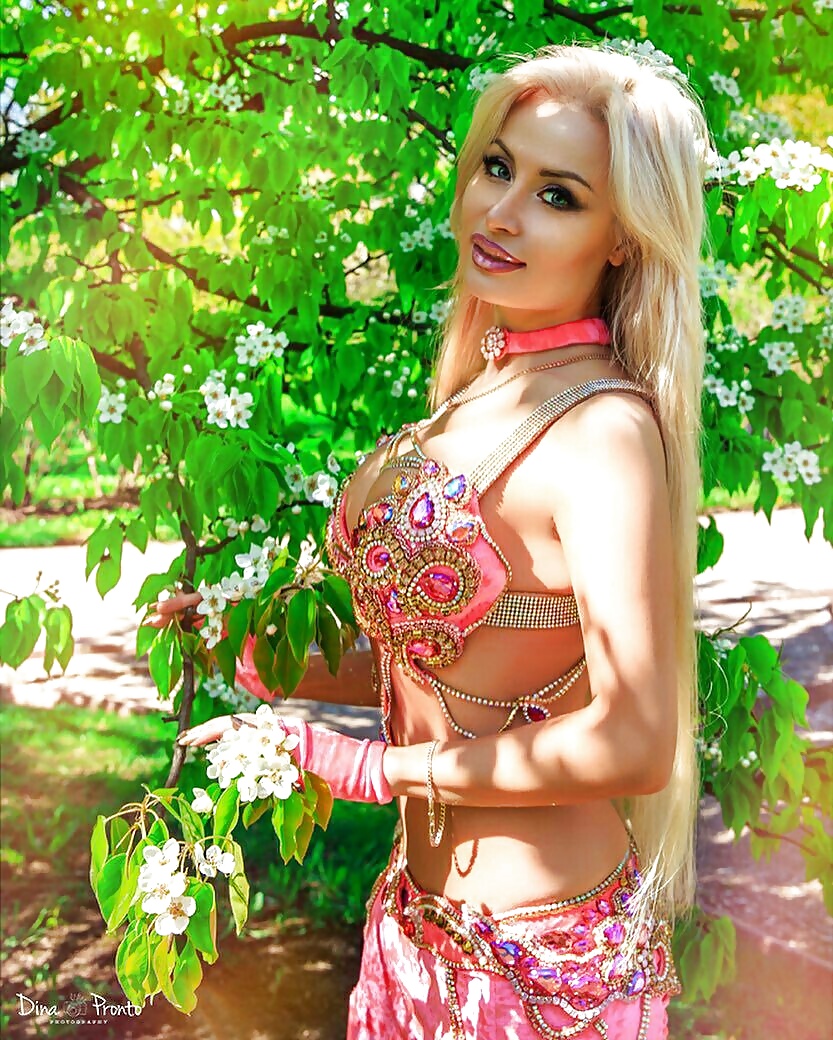Very_hot_and_beautiful_Russian_belly_dancer (10/18)
