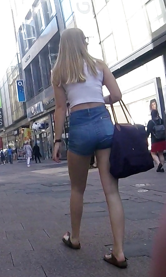 Teens in shorts candid (2/14)