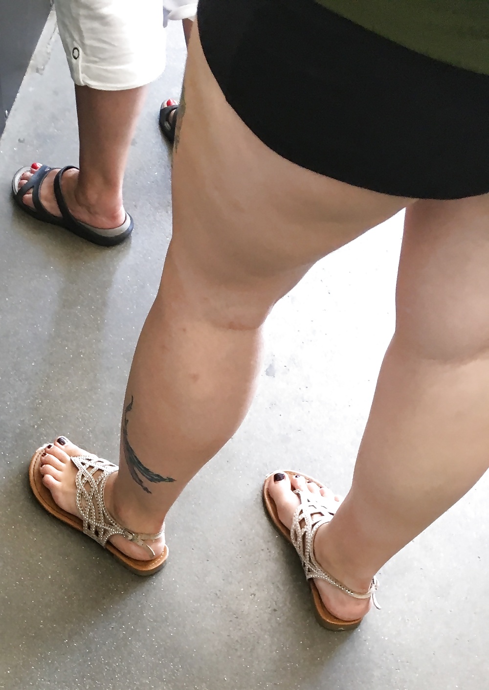 Chunky thighs and pretty toes  (19/27)
