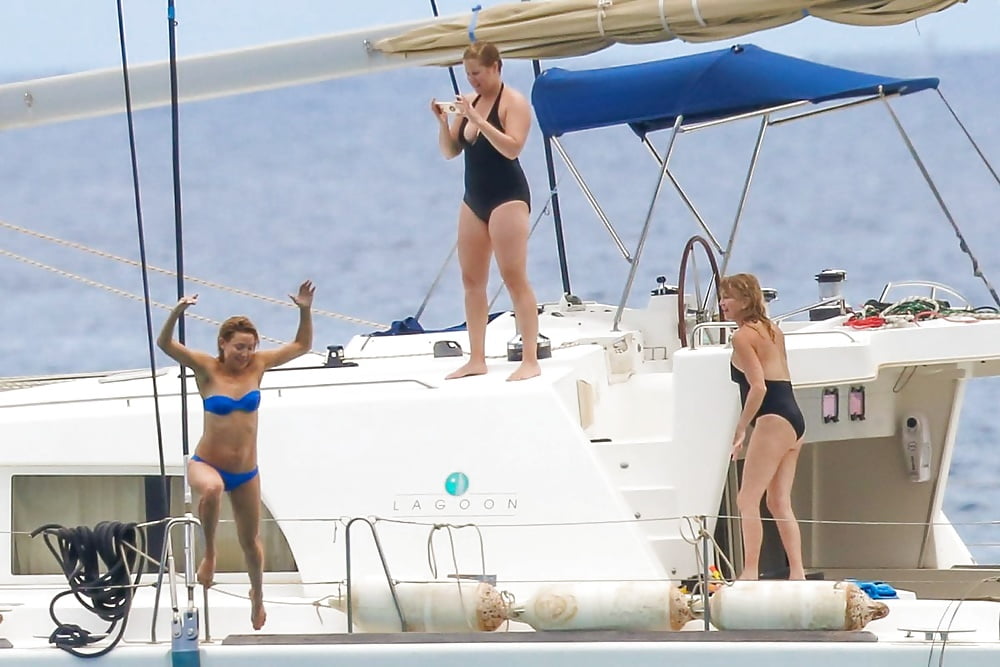 Kate_Hudson _Goldie_Hawn_and_Amy_Schumer_in_Hawaii_5-29-16 (1/37)