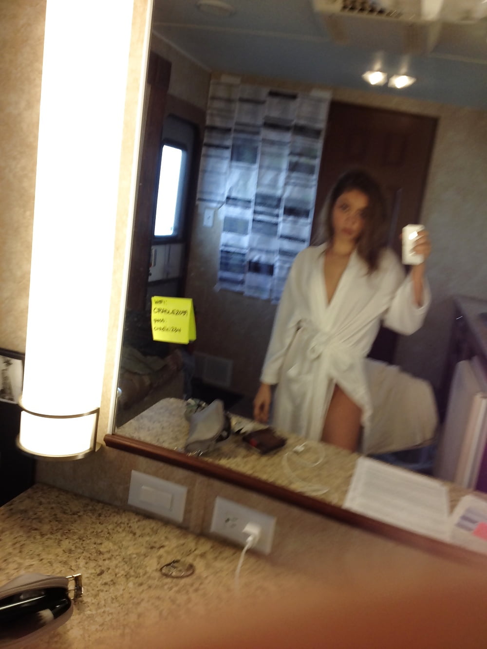 Sarah Hyland leaks in a Robe (2/2)