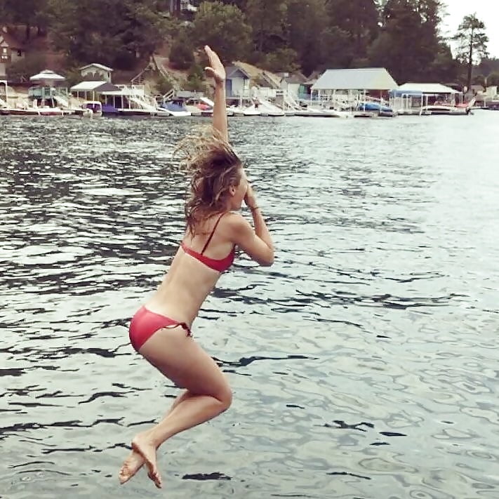 Maria Sharapova jumping in bikini  (1/1)