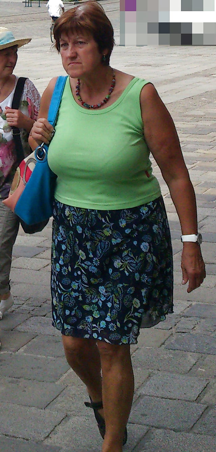 Nice Big Busty Candid Mature in Green (8/11)