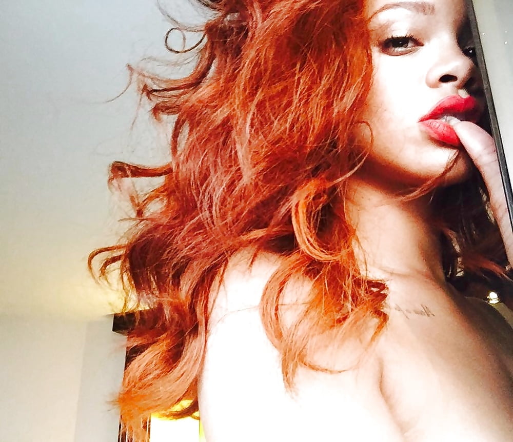Rihanna (IG) topless Selfie (1/1)