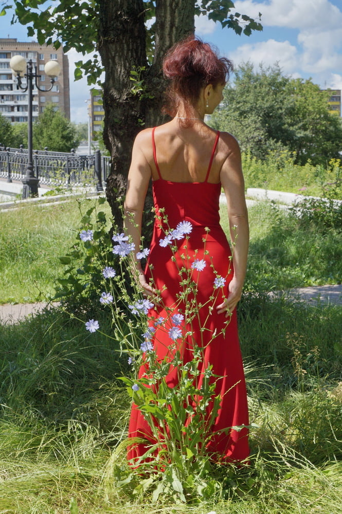 Red dress - green garden (17/22)