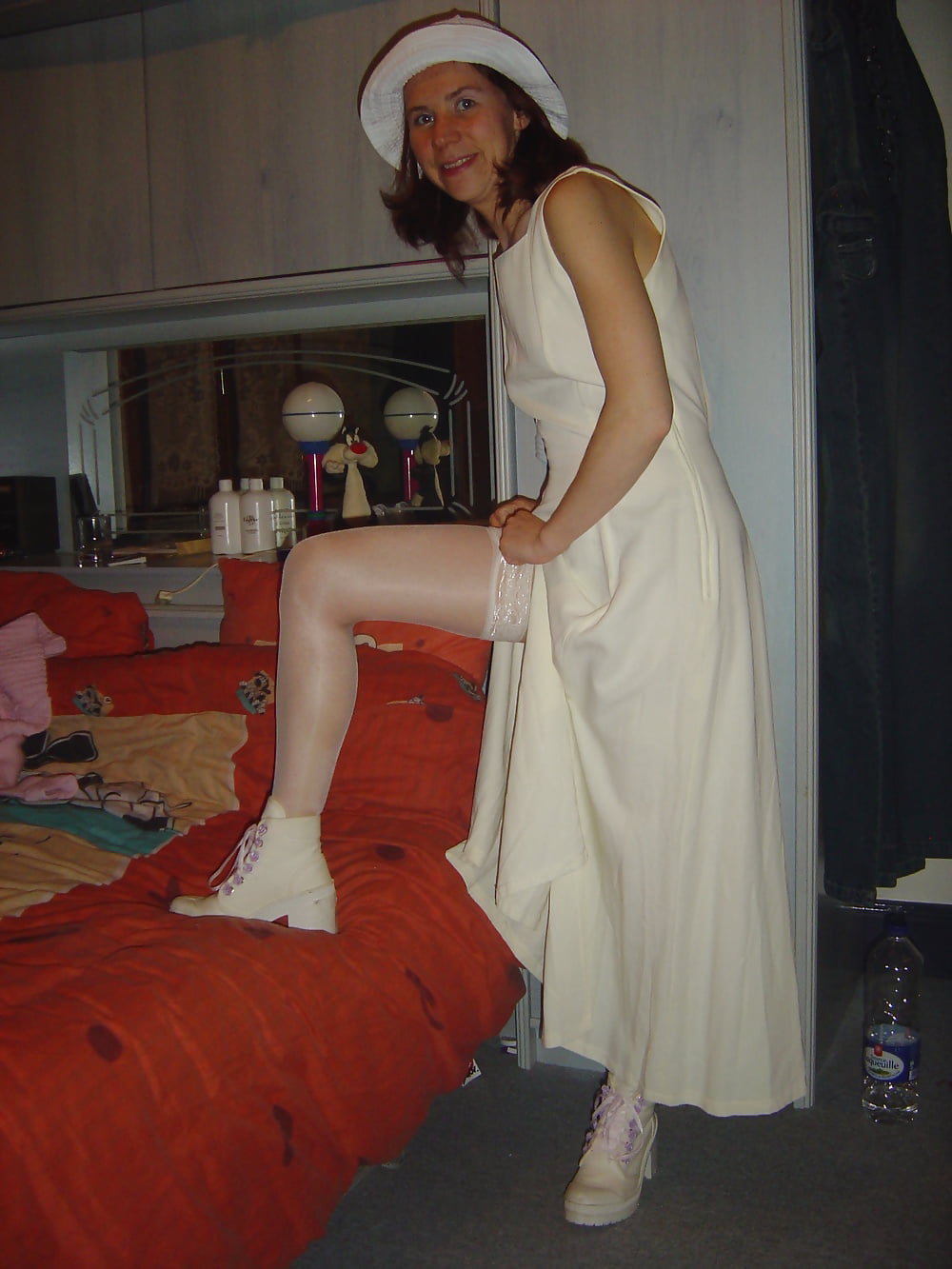 Amateur_French_MILF_wearing_shiny_DIM_Up_stockings (7/42)