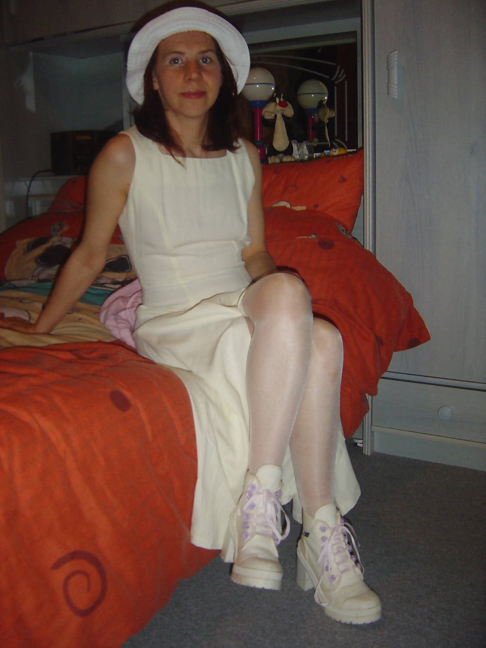 Amateur_French_MILF_wearing_shiny_DIM_Up_stockings (6/42)