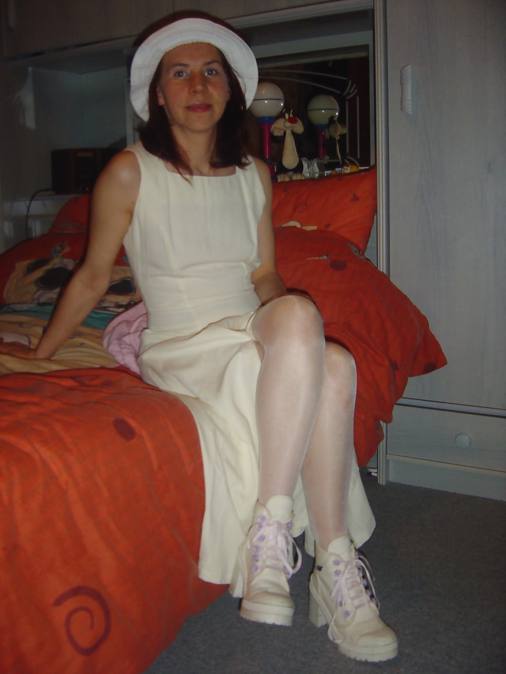 Amateur_French_MILF_wearing_shiny_DIM_Up_stockings (5/42)