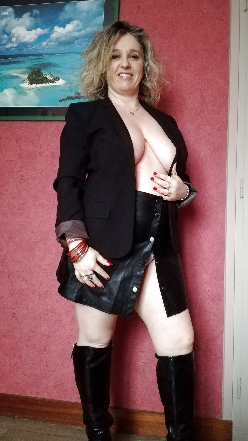 Cathy French old slut in leather skirt (8/15)