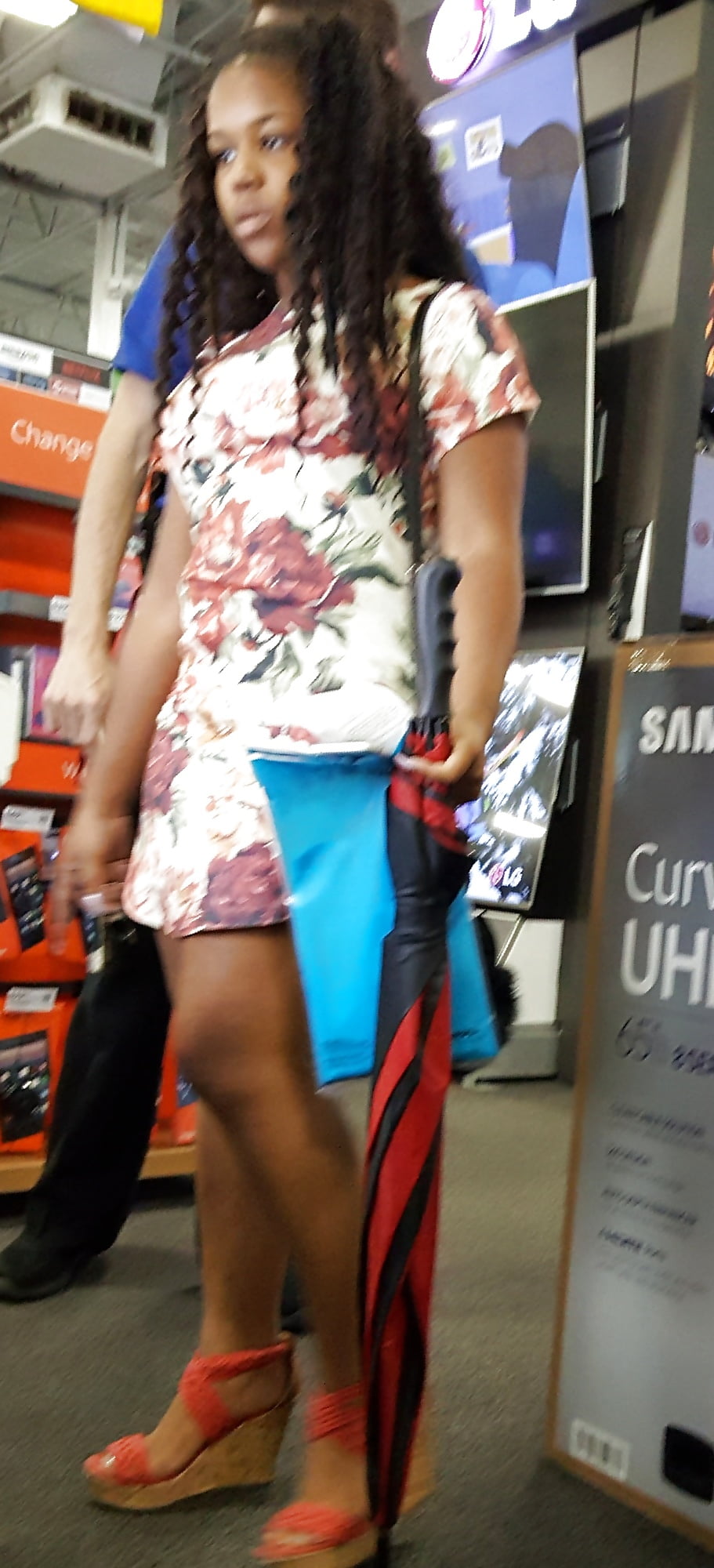 Ebony wife shopping for hubby in thot dress Creep Shots (10/18)