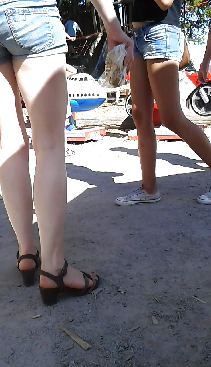 spy sexy teen legs in shorts (5/7)