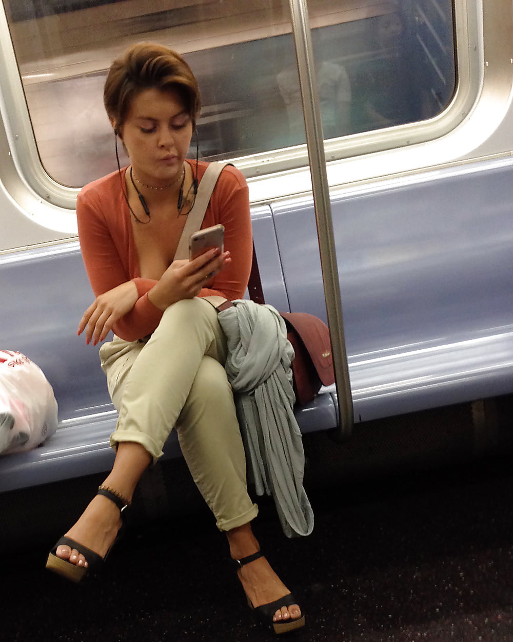 braless_hottie_on_the_NYC_subway_voyeur (10/19)