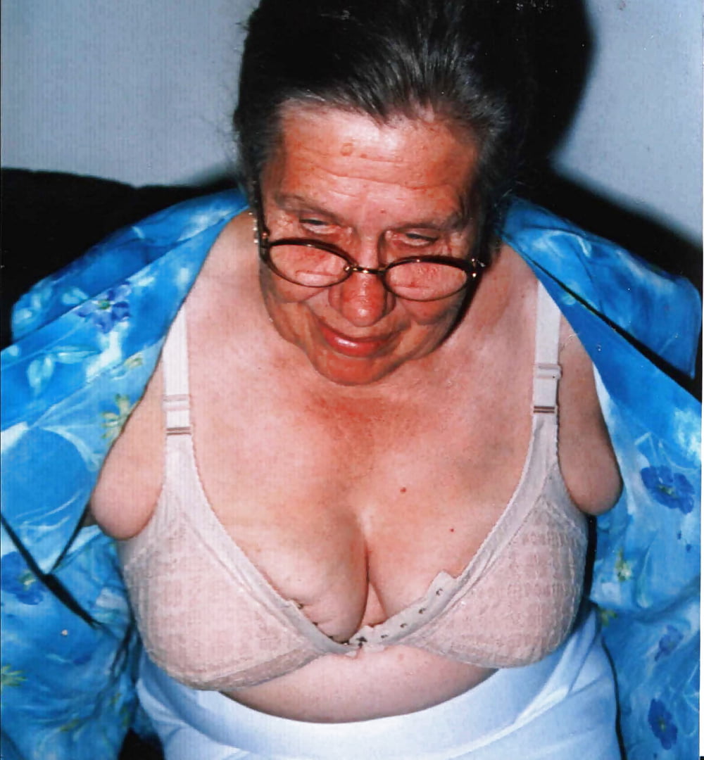 Granny mature gilf wearing bra's (13/31)