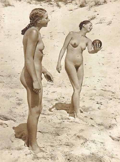 Black-white photos of teen nudists (23/23)