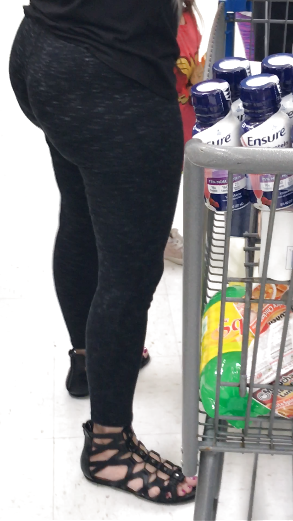 Latina_milf_ Pretty_and_round_ass_in_leggings (1/20)