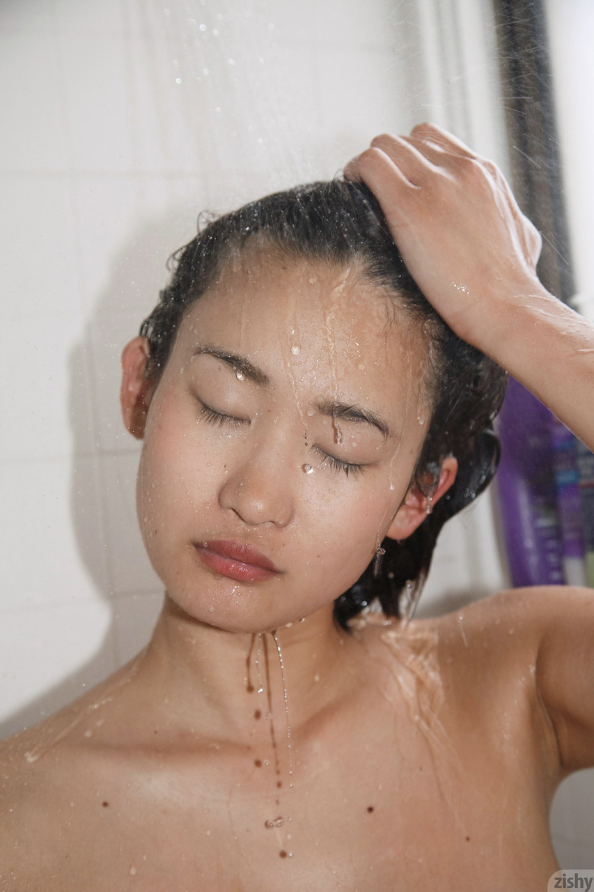 Pretty_Japanese_teen_Saki_Kishima_flaunts_her_petite_figure_in_the_shower (8/11)
