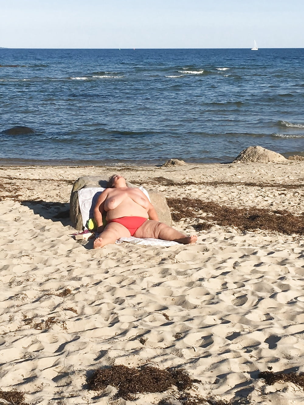 Nude in the Beach (6/9)