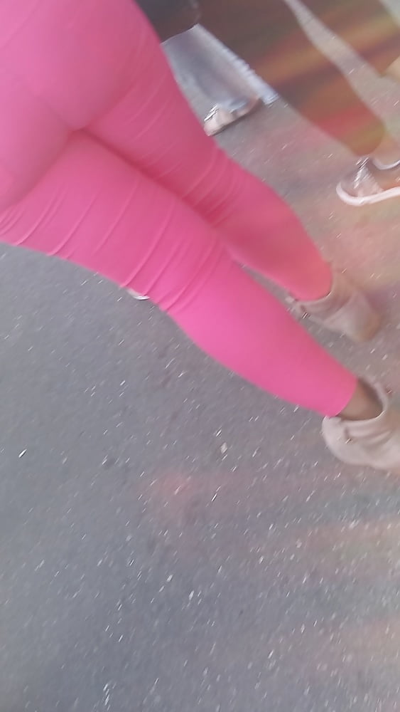 Phat ass candid in pink stretch pants. (2/7)
