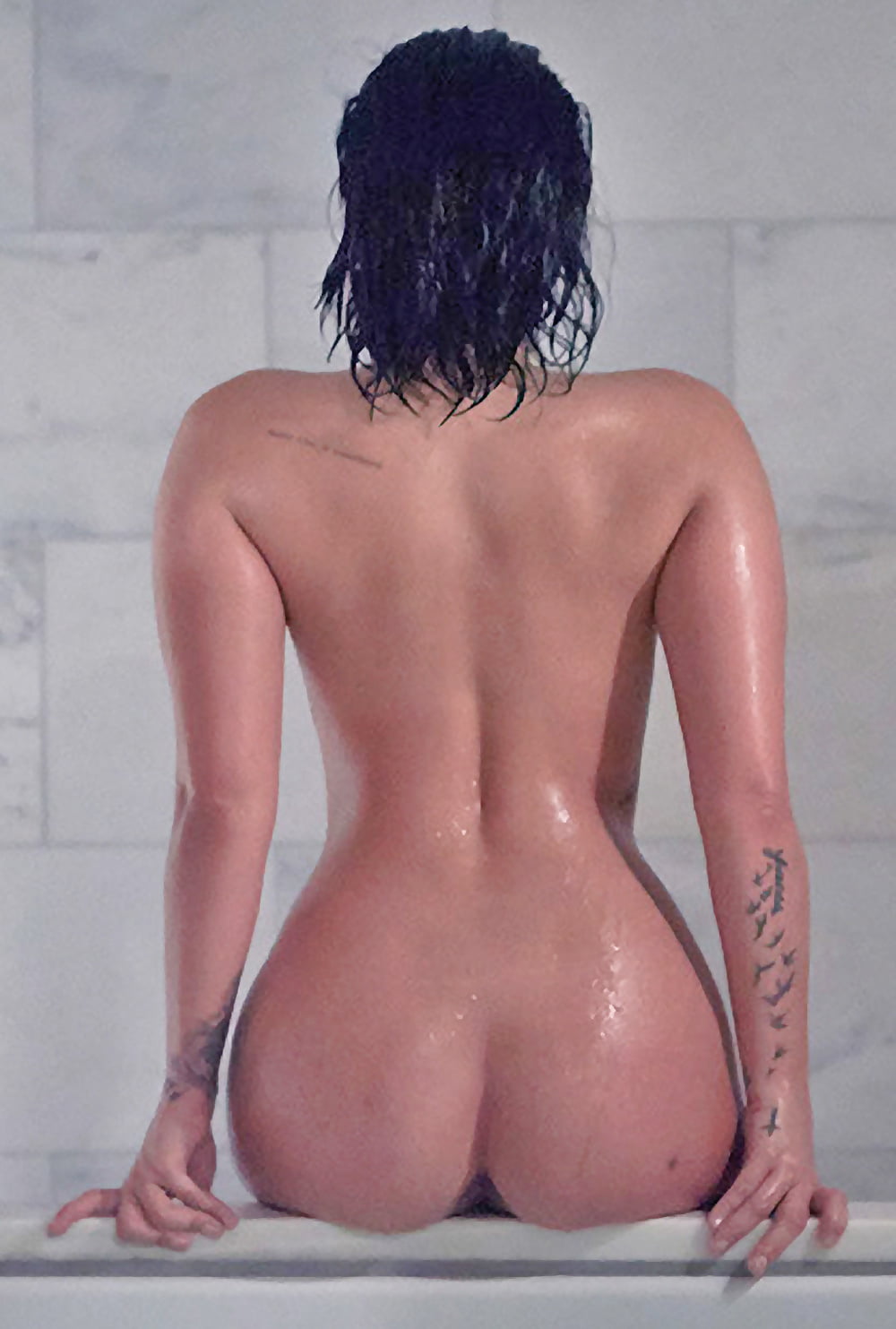 Demi Lovato Nude (3/5)