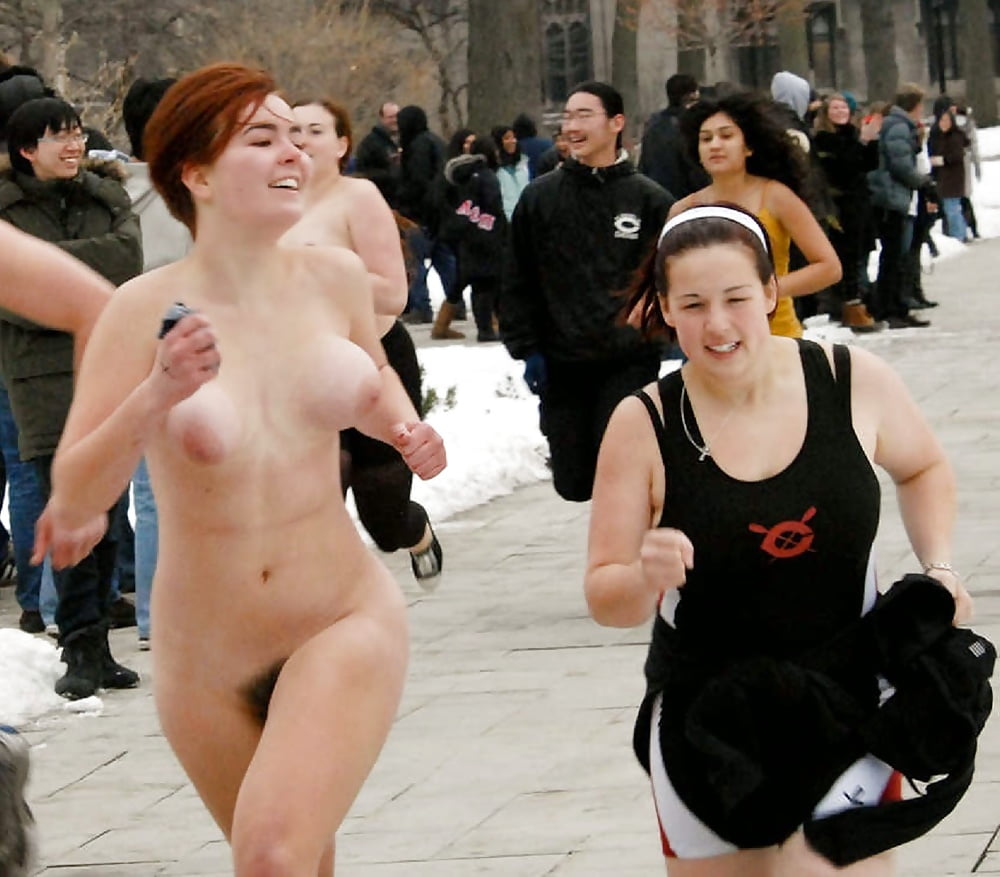 Nude girl at winter run (2/2)
