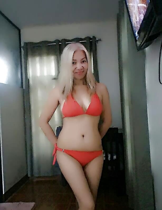 Sexy Blonde Stunning Mature Milf In Bikini At Resort (9/12)