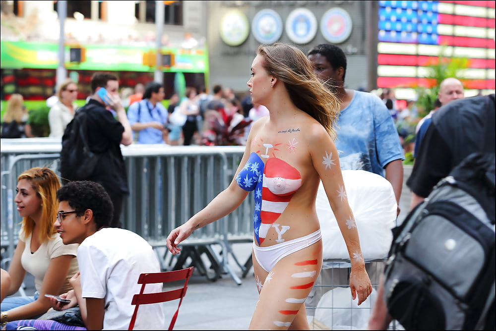 Topless bodypainted on Times Square - Photo #27.