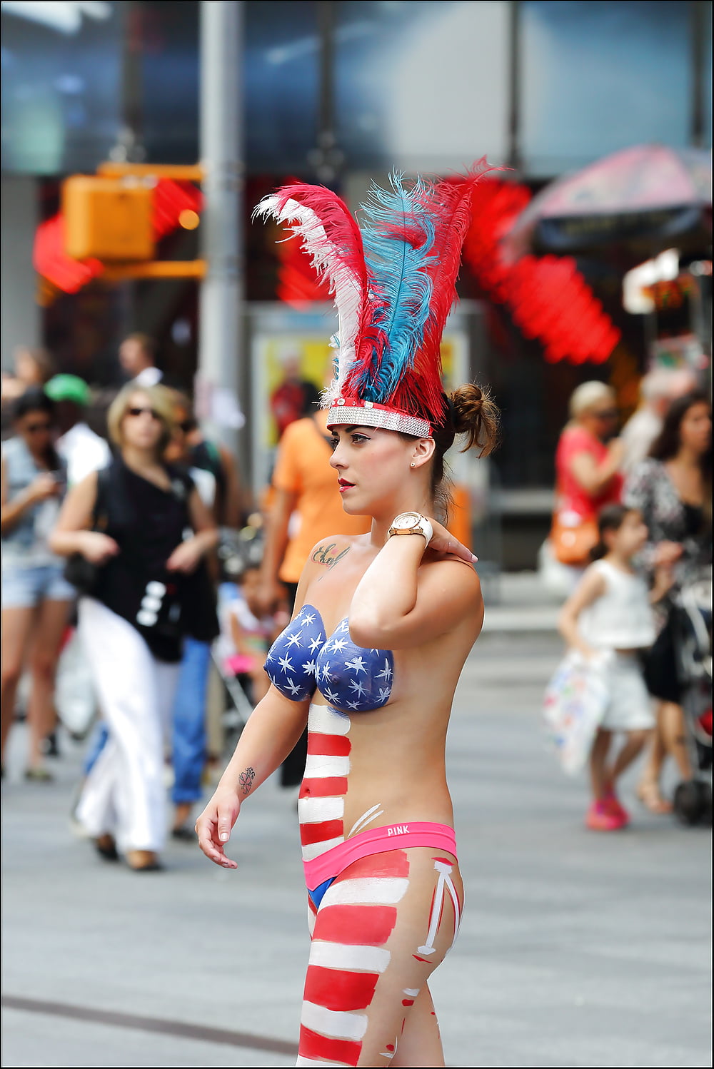 Topless bodypainted on Times Square - Photo #13.